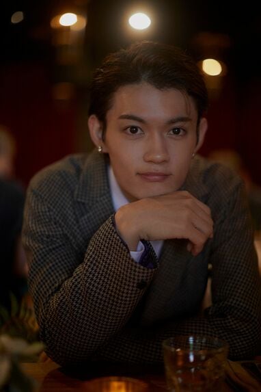 先行カット公開】M!LK佐野勇斗 わんことキス寸前！？6年ぶりの写真集で