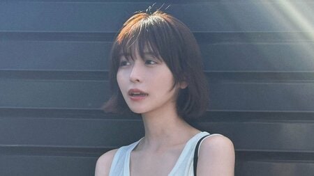 長濱ねる 故郷・五島列島の海に“プカプカ”浮遊ショット披露！大自然と一体となる気持ち良さそうな姿から一転…陸で見せた謎の完全防備