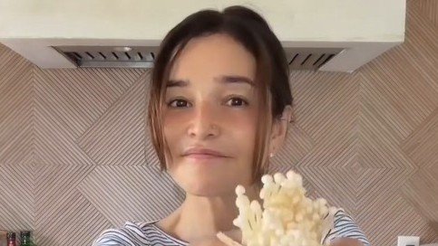 梨花 米自宅のおしゃれキッチンでの料理姿を公開！ゆったり調理しやすい空間で「人生初無水カレー」作りに挑戦に「具材ゴロゴロでおいしそー」