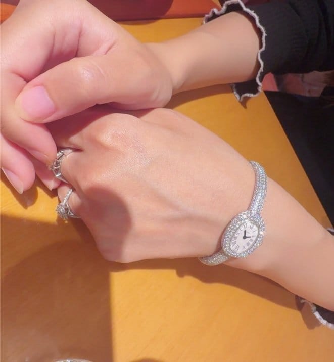 【画像7枚】購入後に147万円値上がりした川崎希の“ダイヤ約500個”カルティエの高級腕時計を見る