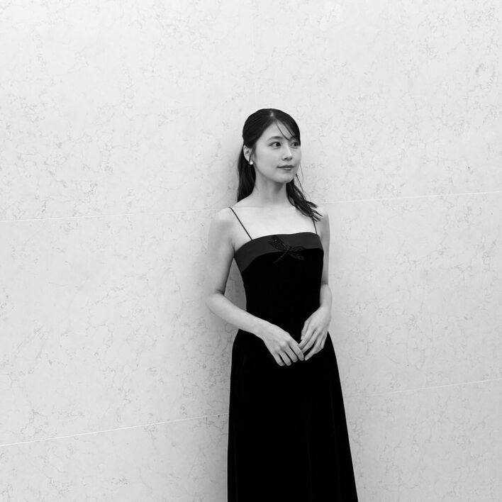 ため息が出るキレイさ」有村架純 美デコルテあらわの黒ドレス姿