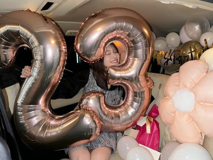 大人になりたい」めるる 23歳の誕生日を“大きすぎる風船”で報告