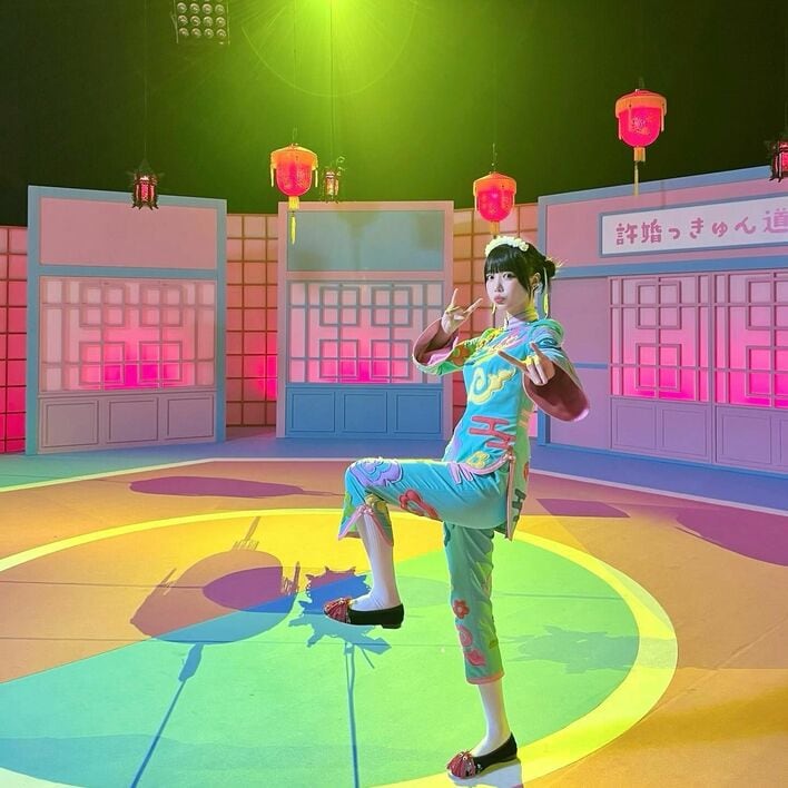 何しても可愛い」あのちゃん 白目姿や至近距離写真にファンも「ずっき