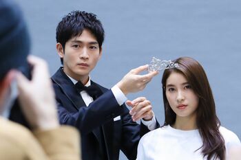 土屋太鳳＆松下洸平『やんごとなき一族』ビジュアル撮影現場に潜入！初対面とは思えない“わちゃわちゃ”も