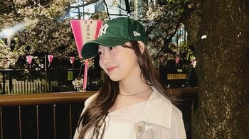 「美脚すぎる！」渡辺美優紀 夜桜バックにミニ丈×キャップコーデ披露！女の子らしくもカジュアル私服に「物凄くナイス」
