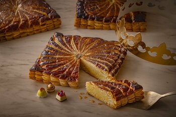 新年の幸運を呼ぶフランス菓子　ペストリーシェフ佐藤 浩一就任後 初の「ガレットデロワ」が登場　ユニークなスクエア型＆スイーツモチーフ全10種からランダム1種のフェーヴ付き