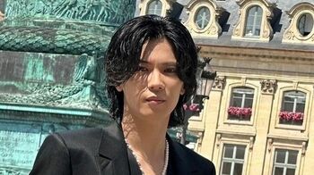 神宮寺勇太　全身黒のスーツ姿で大ジャンプ！？パリの名所を楽しむ姿にファンからは「美・美・美！」と大絶賛