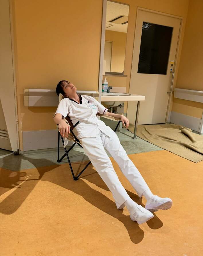 【画像5枚】本田翼 疲れ切った写真が脚長すぎ！？マネージャーが撮ったスタイル抜群な“ぐったり姿”を見る