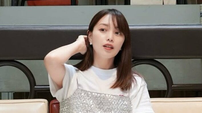 【写真11枚】蛯原友里 プリンセスドレスを纏い初めてのディズニーを楽しむ娘を見る