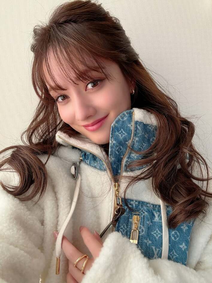 谷まりあ 新年にレアな寝起きすっぴん＆フワフワ寝癖姿を大胆披露