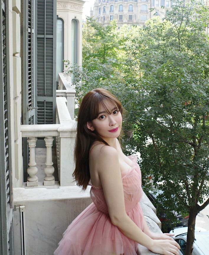 眼福】小嶋陽菜 素肌を大胆披露のドレス姿！写真集オフショット公開に