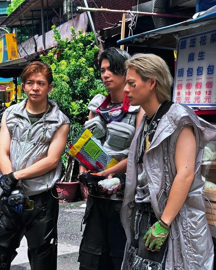 ドアップ！平野紫耀がオールバックで顔の”タトゥー”披露 雨の中を走り