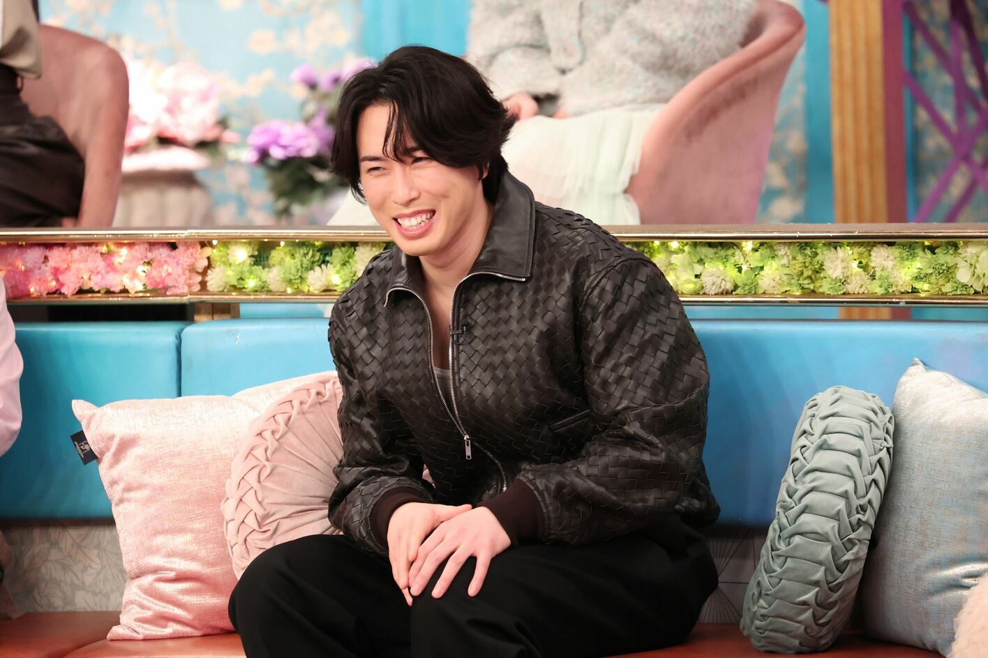 Snow Man・宮舘涼太は豪快MCに近づけるのか?アイドルの爆破脱出、紅白歌手マジギレ…超絶規模&高額予算の衝撃番組映像を大放出 ...