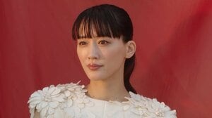 綾瀬はるか 美デコルテ際立つオフショル黒ドレス姿披露！カンヌ映画祭で魅せた極上スマイルに「どの角度も輝いてますね」と絶賛の声