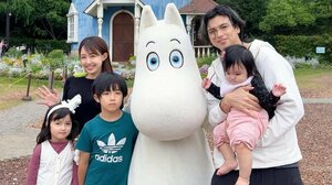 川崎希 家族5人のムーミン満喫ショットを公開！ぬいぐるみと一緒にご飯を食べるキュートな子どもたちに「ステキなご家族」「かわいい写真！」