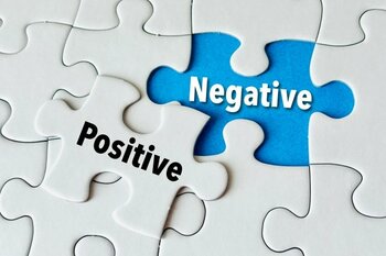 他人のコソコソ話が不安…グループLINEの返信に苦悩…マイナスな感情に陥りがちな「思考のクセ」を修正するための「5つのコラム法」