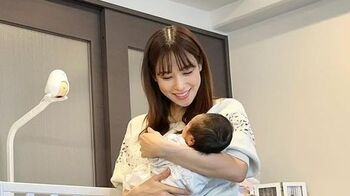 第1子出産の鷲見玲奈　我が子を抱いたショット公開　産後とは思えないスタイルに驚きの声も「スタイル変わらない」