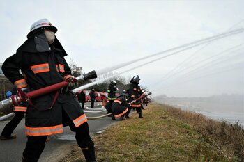 新春恒例！菰野町消防出初式を開催　入場パレードや一斉放水の他、はしご車搭乗体験や訓練展示も