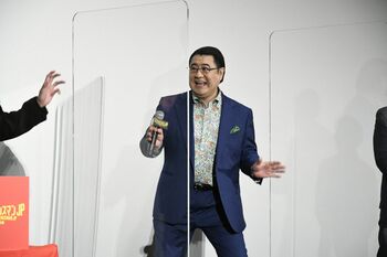 歌手デビュー曲をノリノリで熱唱し、長澤まさみらが絶賛も、小手伸也「この歌に思い入れない」