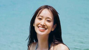 新カット解禁】艶やか水着でオトナ雰囲気ショットや空色ワンピの