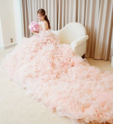 藤田ニコル「私の理想」結婚式お色直しの“一点物”ピンクチュールドレス