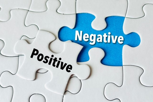 他人のコソコソ話が不安…グループLINEの返信に苦悩…マイナスな感情に陥りがちな「思考のクセ」を修正するための「5つのコラム法」