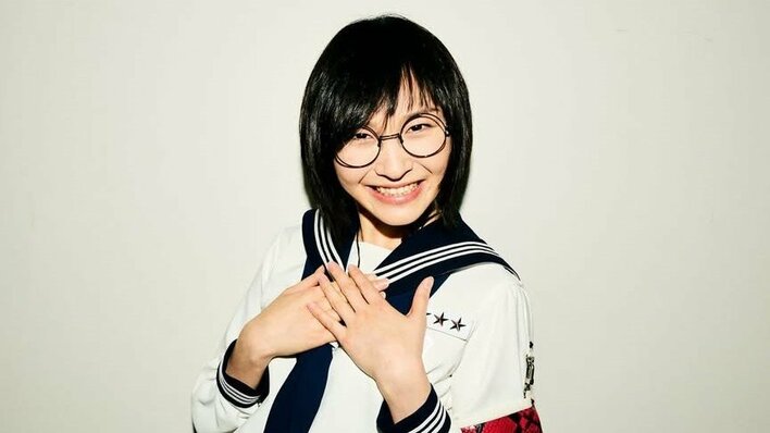 新しい学校のリーダーズ・SUZUKA 制服脱ぎサングラスかけたLAでの私服ショット公開！クールな雰囲気あふれる姿に「超イカしてる」
