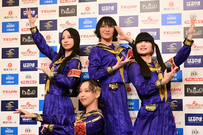 【画像】「歩いてるときは半分フィーリングでやりました」受賞式登場時の裏話を告白した新しい学校のリーダーズのユニークなポーズの数々を見る