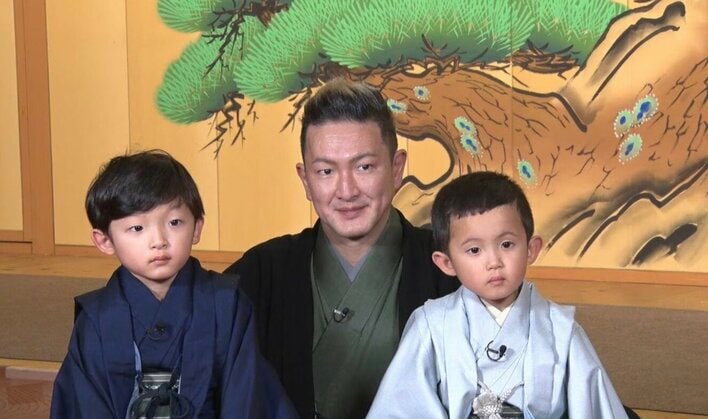 中村獅童の次男・夏幹 6歳迎えた誕生日ショットに「大きくなった」と反響！兄とじゃれ合う思い出写真も「すくすく育ってね」