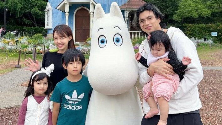 川崎希 家族5人のムーミン満喫ショットを公開！ぬいぐるみと一緒にご飯を食べるキュートな子どもたちに「ステキなご家族」「かわいい写真！」