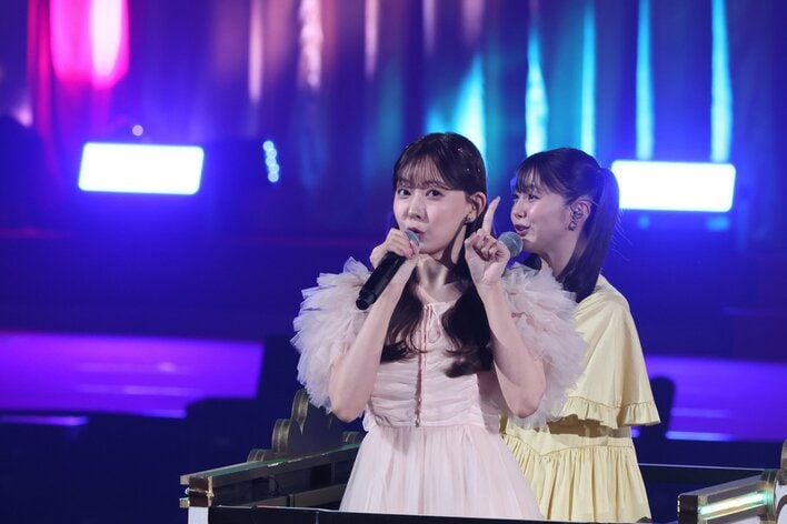 山本彩&渡辺美優紀 “さやみるきー”が笑顔で見つめ合う瞬間も