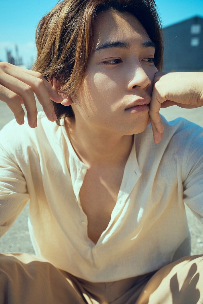 BLドラマ出演で話題！庄司浩平 “上半身をベルトで縛った”1枚が