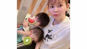 中川翔子 生後9ヵ月双子兄の“不二家のポコちゃん”そっくりな姿を公開！「ママひとりじめ」でムチムチほっぺに頰づえ＆ニコニコ