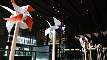 市内の小学生がつくった600個の風車で彩られた川崎市役所で、環境学習のワークショップを開催します