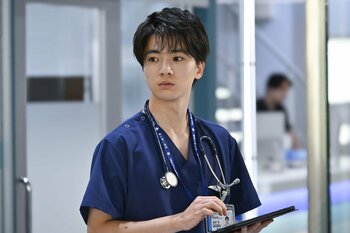 木戸大聖『救命病棟24時』で初医師役に挑戦！「進藤先生（江口洋介）と同じ青のスクラブ」に大興奮＆自宅ではセリフと縫合の同時練習も