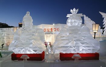 ひな人形をモチーフにした氷像を展示