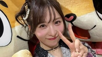 AKB48小栗有以 2匹の“脚見せちぃたん☆”と一緒に美脚披露！？「神対応でかわいすぎー！」ほほ笑ましいコラボショットに「癒やし」と反響