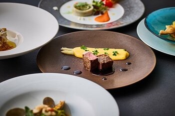 【ホテルメトロポリタン】ホテル最上階からの景色とともに特別な記念日を上質に彩る、初夏の美食コース料理