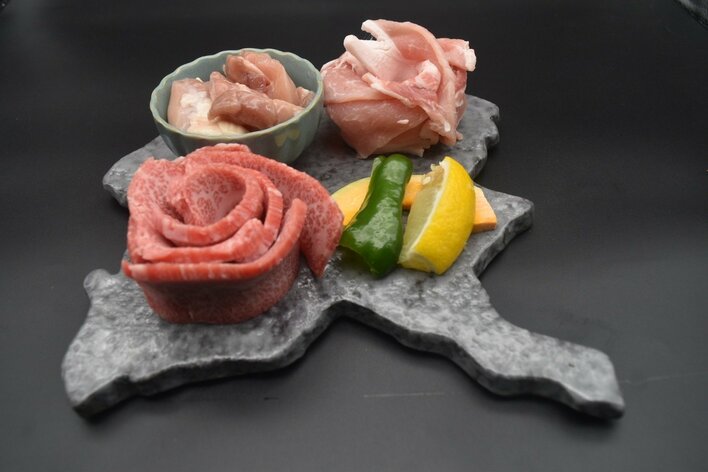 群馬の“肉文化”を一皿で伝える。太田市の焼肉 真壁が6月10日、「群馬畜産盛り合わせ」の提供を開始