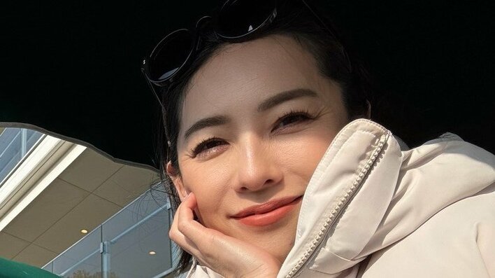 魔裟斗の妻・矢沢心 海辺でハーレーにまたがる姿を披露！ テラスで夫婦仲良く横並びに座るデート姿に「幸せオーラがすごい」