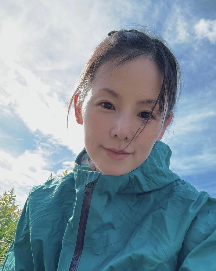 玉ねぎを300本植えました」小西真奈美(46)の農作業姿公開に反響!土 玉ねぎを300本植えました」小西真奈美(46)の農作業姿公開に反響!土