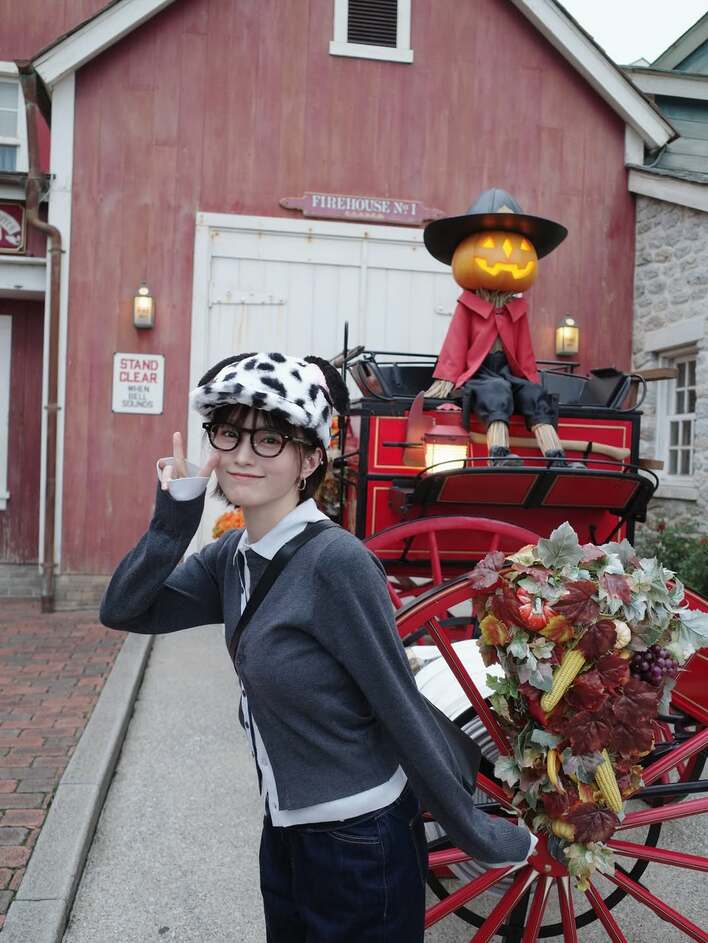 おへそがチラッ」山本彩 ディズニーハロウィン満喫ショット！ふわふわ