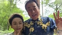 高橋英樹 別荘の広々テラスで夫婦まったりショット公開！緑に囲まれた心地よい空気感じるウッド調の見た目に「快適そう」「素敵な空間」