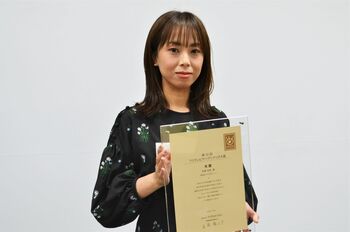 第32回「ヤングシナリオ大賞」大賞は、的場友見さんの『サロガシー』！ 「橋田壽賀子先生のような、100歳まで書ける脚本家に」