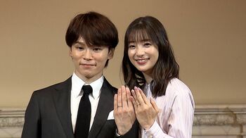 足立梨花＆TATSUが結婚会見！プロポーズの言葉に「自然と涙があふれてきた」
