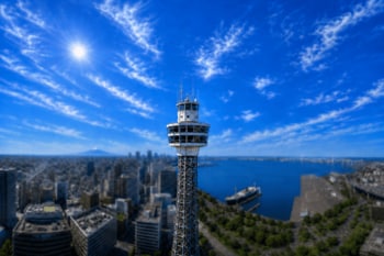 【横浜マリンタワー】開業65周年記念事業としてNOSIGNER開発の観光DXプラットフォーム「WOUDIO」を本格導入。公式多言語オーディオガイド『横浜360°』を6月2日（火）より開始。