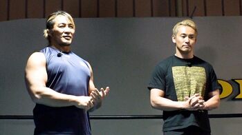 棚橋弘至＆オカダ・カズチカ 夢の競演に練習生たちもついニヤニヤ！