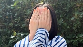 八木莉可子「15分前に起きました」寝起きショット公開に「スッピン？」「15分前まで寝てた雰囲気あまり無い」と反響！ポーズに奮闘するおちゃめなショットも