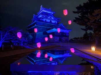 【本日開幕】“水の都・松江”に、もうひとつの松江城を。クリエイティブディレクター三條龍弥が手掛ける『水鏡 松江城』