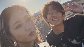 みちょぱ夫婦ラブラブLA旅ショットを披露！巨大ピンクドーナツからひょっこり笑顔♪ロサンゼルスを大満喫「仲がいい夫婦」